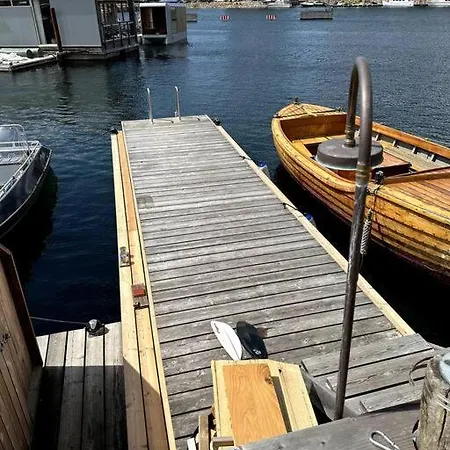 Unique Boathouse. Nyaraló
