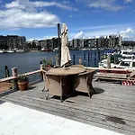 بيت للعطل Unique Boathouse. *