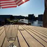 Unique Boathouse. بيت للعطل