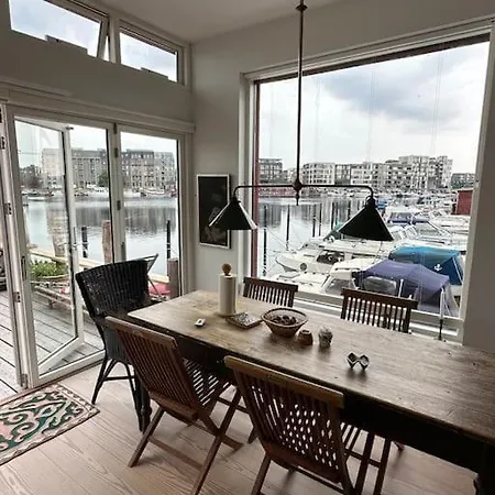 بيت للعطل Unique Boathouse.