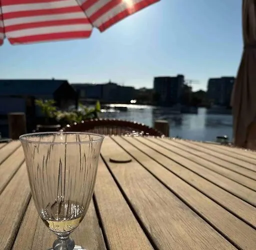 Unique Boathouse. Hébergement de vacances