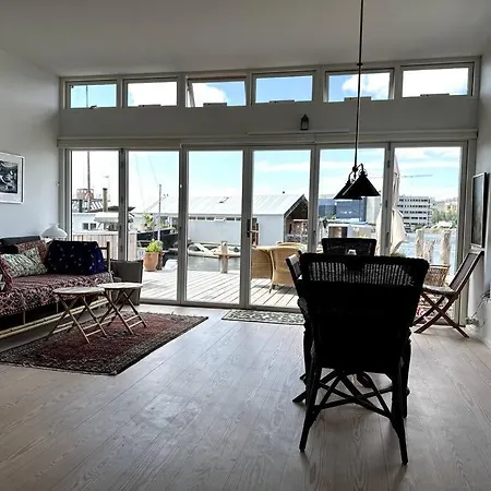 بيت للعطل Unique Boathouse.